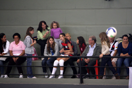 Durante o jogo dos times adversários, Sasha ficou no colo da mãe