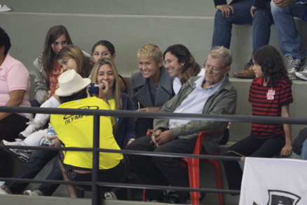 Fãs pedem para tirar foto com a Xuxa no jogo de vôlei da Sasha