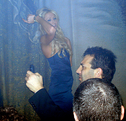 Paris Hilton dança em festa paulista