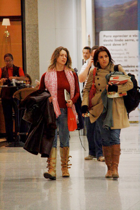 Letícia Spiller no saguão do aeroporto Santos Dumont