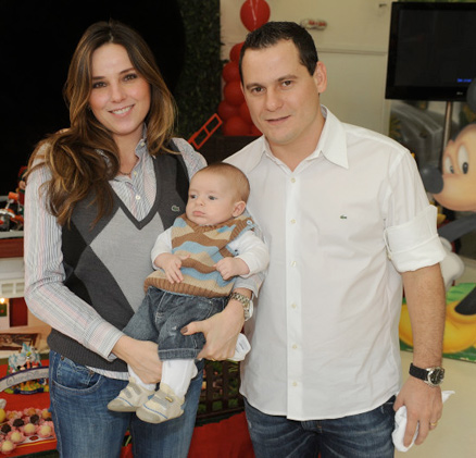 Adriana de Castro com o pequeno Antonio e o marido, Glauco Campos 