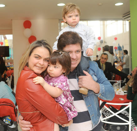 Liliane Ventura, o marido, Vinicius Lopes, e os gêmeos Laura e Victor