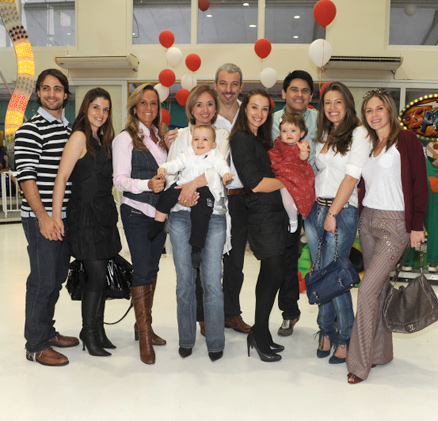 Lorenzo, Ana Saab, Helô Pinheiro, Rosana Beni com o filho, Raphael, no colo, Fabio Parlatore, Sabrina Parlatore com a sobrinha, Anita, César Filho, Elaine Mickely e Gigi Monteiro