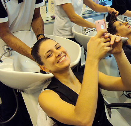 Mesmo lavando o cabelo, Renata não sai do Twitter