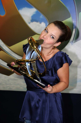 Feliz da vida, Fernanda posou com seu troféu