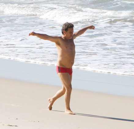 Em plena segundona, o ator foi para praia se exercitar