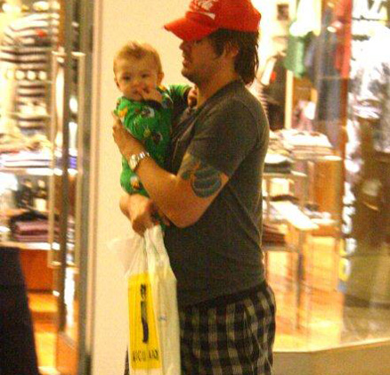 O ator foi com a família a um shopping carioca