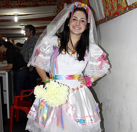 A ex-BBB Francine se vestiu de noiva para o arraiá da escola de samba Estácio de Sá