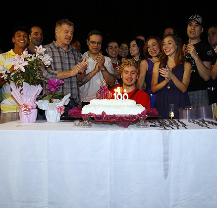 O elenco comemorou a centésima apresentação com um bolo