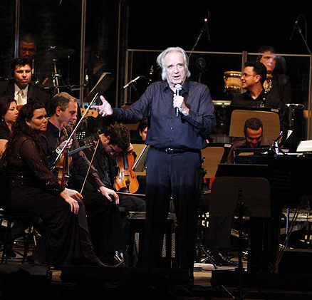 O maestro apresentando a orquestra à plateia