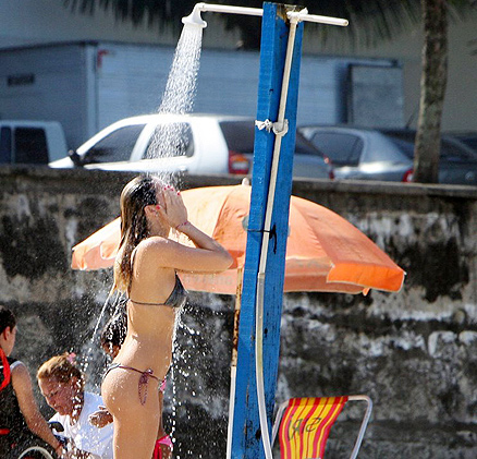 A atriz atrai os olhares masculino durante a ducha