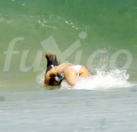 A atriz se refrescou no mar