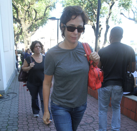 Andréa Beltrão também foi ao velório de Rafael