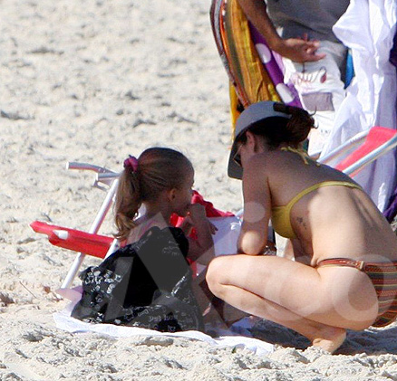 Mãe e filha foram à praia do Pepe, da Barra da Tijuca