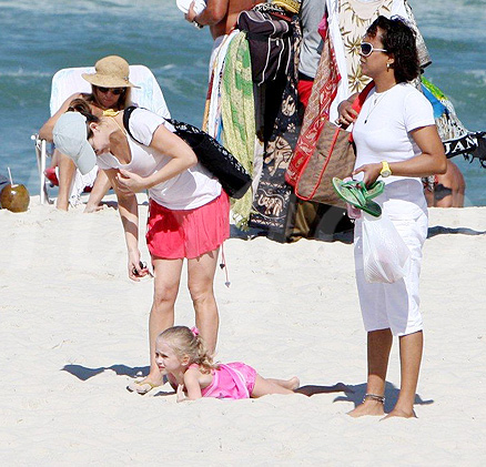 A menina se jogou na areia