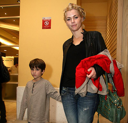 Ana Paula Tabalipa levou seu filho ao cinema