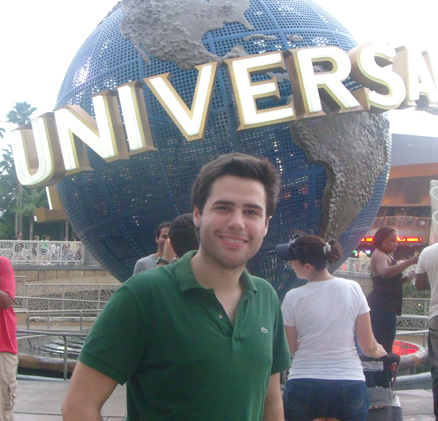 Em frente ao símbolo da Universal Studios