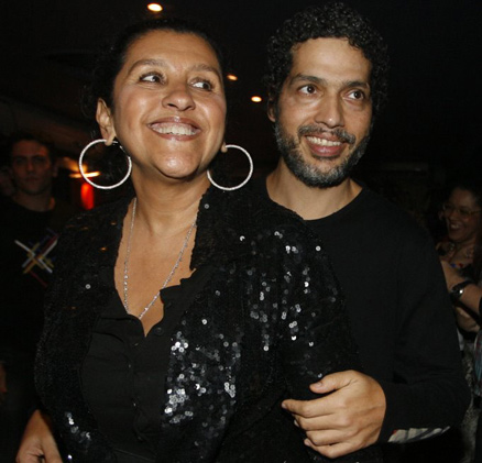 Regina Casé curtiu o show ao lado do marido, o diretor Estevão Ciavatta