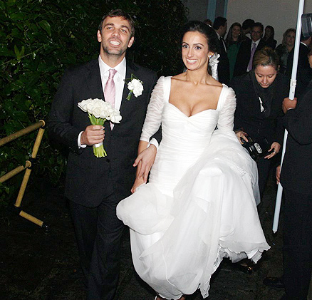 Marcelo Faria sai carregando o buquê da noiva