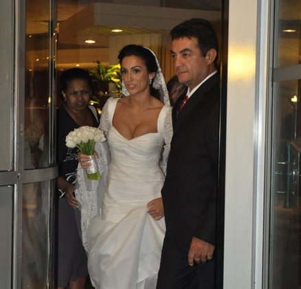 Camila Lucciola deixa o hotel acompanhada do pai