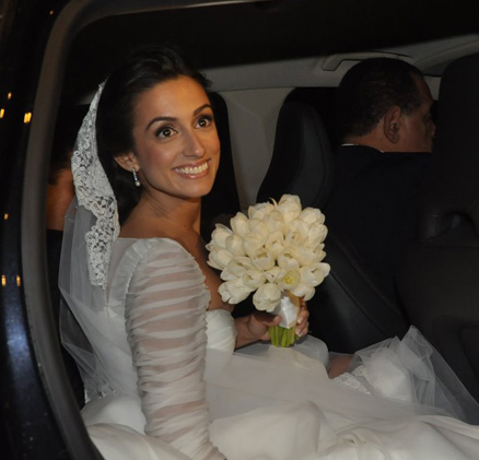 A noiva noiva Camila Lucciola deixa o hotel rumo à igreja