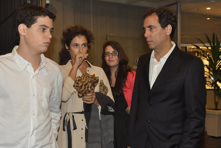 Andreia Beltão com o filho e o marido