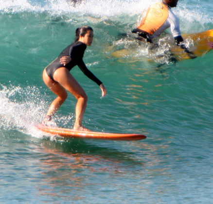 A atriz praticou o esporte na praia do Recreio dos Bandeirantes