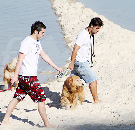 Bruno Gagliasso brinca com cachorro na praia