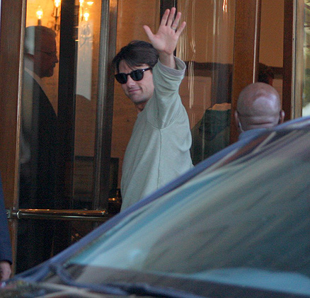 Tom Cruise chegou ao Brasil acenando para os todos os curiosos que o aguardavam na entrada do hotel