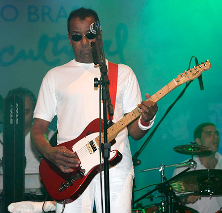 Jorge Benjor e sua guitarra, em homenagem à Simonal