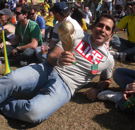 Seba do grupo Inimigos da HP faz pose com a taça