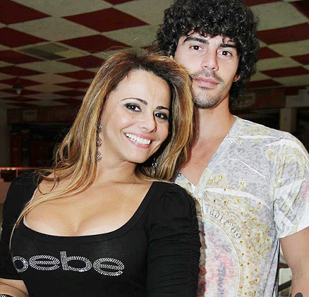 Viviane Araújo e o namorado, Radamés Martins, tiveram uma noite dupla de samba