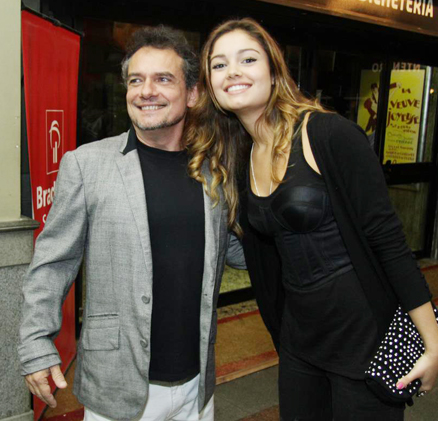 O diretor João Falcão posa ao lado de sua estrela Sophie Charlotte