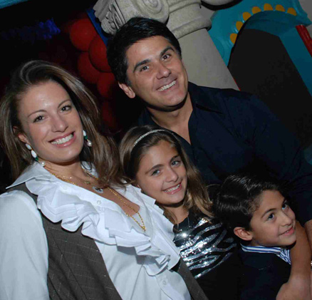 Elaine Michely e César Filho com os filhos pequenos
