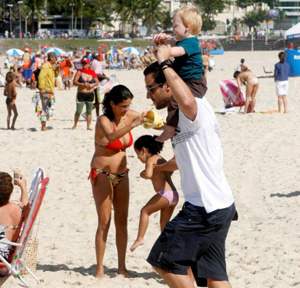 O ator brincou com o filho na praia do Leblon