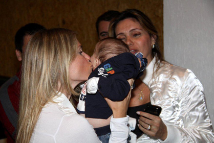 Susana Werner dá um beijo carinhoso em Rodrigo, filho caçula de Miryan Martin