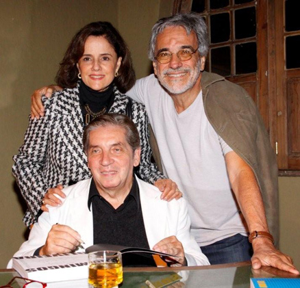 Marieta Severo com seu marido, Aderbal Freire Filho, pegando uma cópia do livro