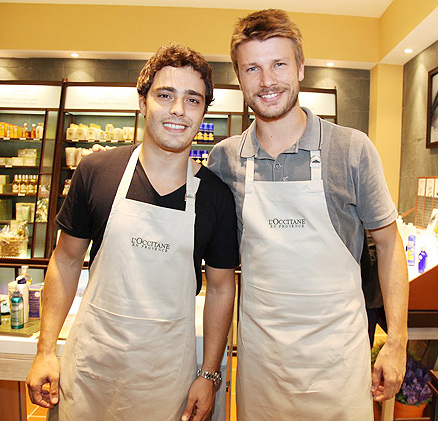 Rodrigo Hilbert e Thiago Rodrigues participaram da inauguração da loja L’Occitane