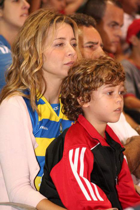 Christiane Fernanda assiste ao jogo com o filhão no colo