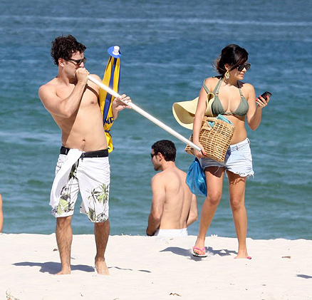 Daniel e Vanessa juntas as coisas para deixarem a praia