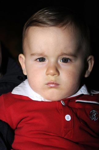 Olha o Pietro, filho de Otávio Mesquita, fazendo carão para o fotógrafo