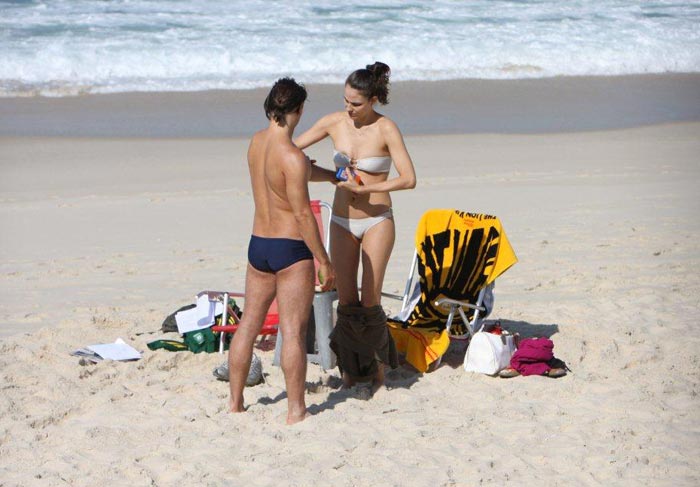 O casal foi fotografada na praia da Barra da Tijuca, no Rio