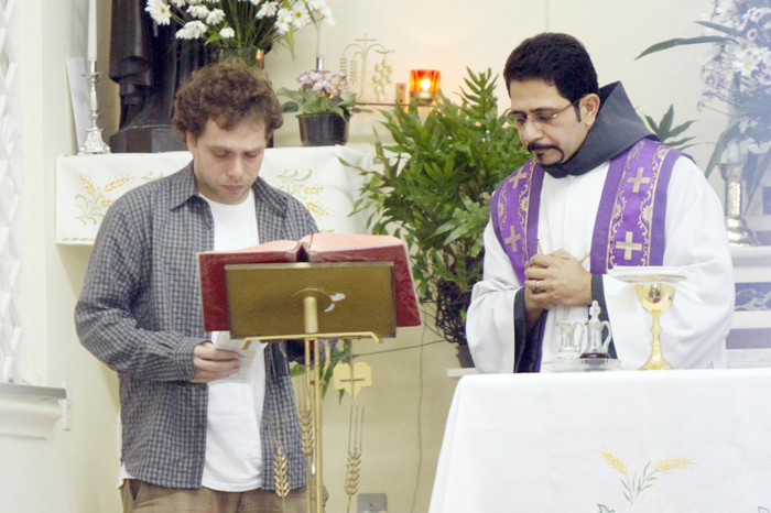 João Velho participou da missa de 1 mês da morte de seu irmão, Rafael Mascarenhas