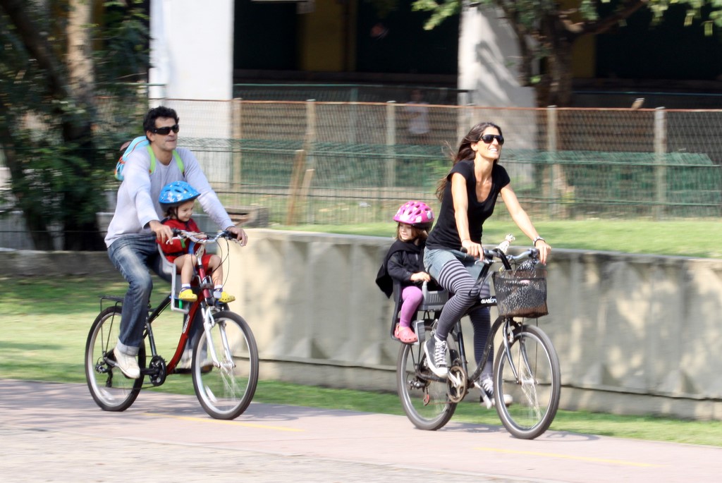 Família aproveitou o dia ensolarado para pedalar
