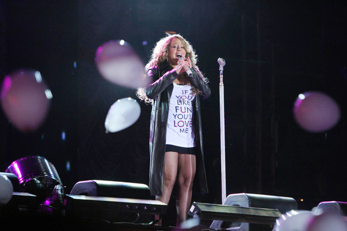 Mariah Carey no palco, em outro momento do show