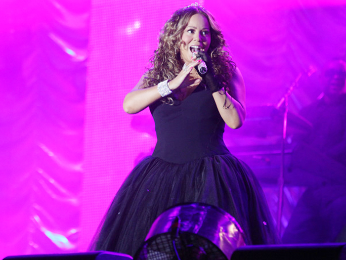 Durante a performance, Mariah procurou interagir com o público