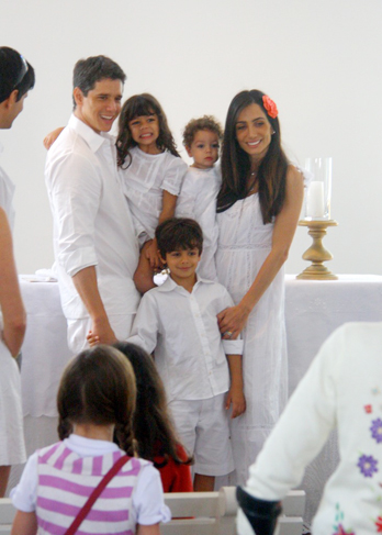 Mãe, pai e irmão fizeram pose para o álbum de batizado