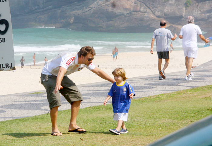 Com o uniforme da Seleção Brasileira, o menino jogou bola, depois passeou na orla da praia