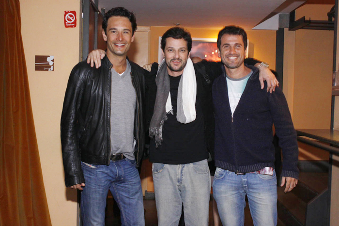 Rodrigo Santoro foi ao teatro Leblon, neste sábado (21), e se encontrou com Eriberto Leão e Marcelo Serrado