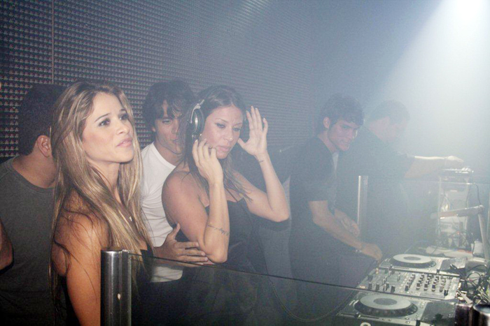 As duas se arriscaram como DJ